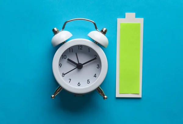 Relógio Alarme Com Uma Carga Completa Bateria Sobre Fundo Azul — Fotografia de Stock