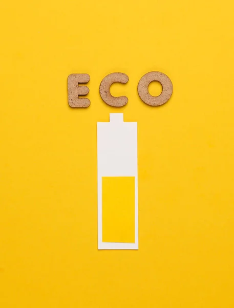 Значок Батареи Бумаги Средним Уровнем Заряда Слово Eco Желтом Фоне — стоковое фото
