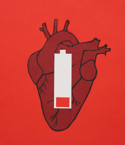 红底低电池的剪纸心脏 心脏病 — 图库照片