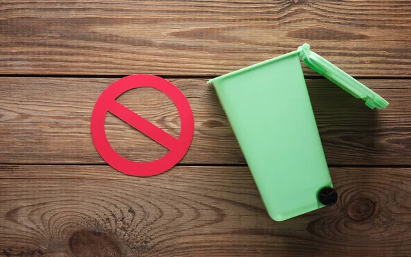 Tahta Bir Masanın Üzerinde Yasaklı Işareti Olan Çöp Tenekesi Plastiksiz — Stok fotoğraf