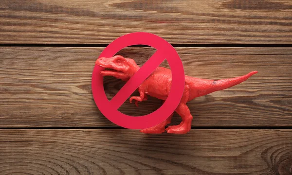 Tahta Bir Masada Yasaklı Işareti Olan Oyuncak Plastik Dinozor Plastiksiz — Stok fotoğraf