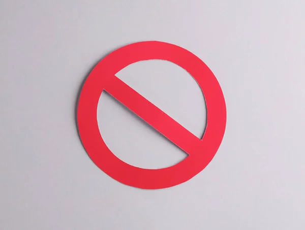 灰色の背景に紙切れの赤い禁止サイン — ストック写真