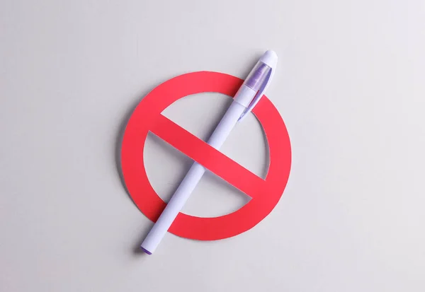 Пластикова Ручка Знаком Заборони Сірому Фоні Пластику Екологічна Концепція — стокове фото