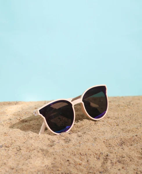 Stylové Sluneční Brýle Písku Dovolená Pláži — Stock fotografie