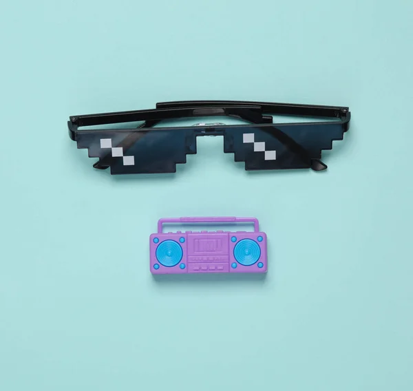 Mavi Arkaplanda Piksel Güneş Gözlüklü Oyuncak Teyp Kaydedicisi — Stok fotoğraf