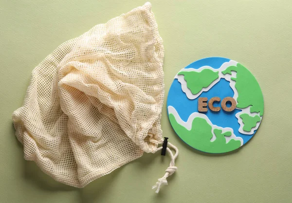 Bolsa Ecológica Con Planeta Tierra Sobre Fondo Verde Libre Plástico — Foto de Stock