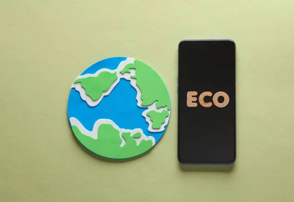 Erdplanetenmodell Und Smartphone Mit Wort Öko Auf Grünem Hintergrund — Stockfoto