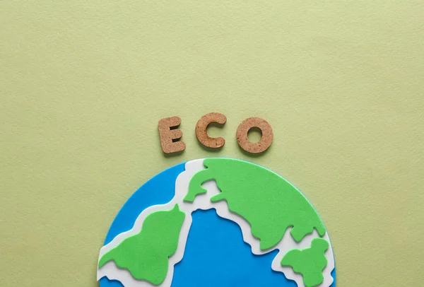 Modelo Planeta Tierra Con Palabra Eco Sobre Fondo Verde — Foto de Stock