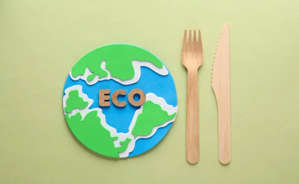 Πλανήτης Λέξη Eco Και Ξύλινο Πιρούνι Και Μαχαίρι Πράσινο Φόντο — Φωτογραφία Αρχείου