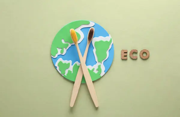 无塑生态概念 带有竹子牙刷和绿色背景词生态系的球状体 — 图库照片