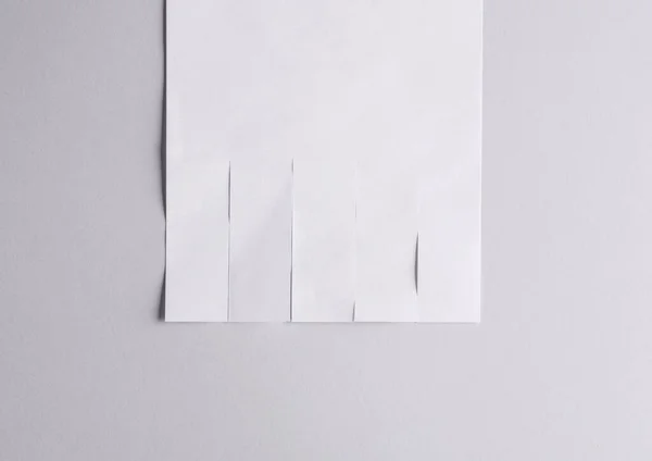 灰色の背景の電話番号のためのスペースが付いている白い壁の広告の白いモックアップ — ストック写真