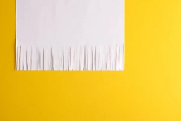 Wit Versnipperd Papier Gele Achtergrond — Stockfoto