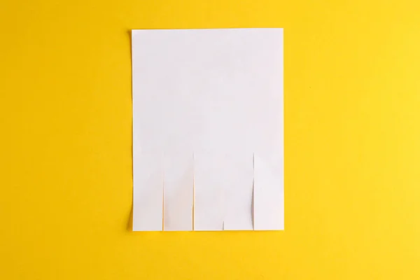 黄色の背景の電話番号のためのスペースが付いている白い壁の広告の白いモックアップ — ストック写真