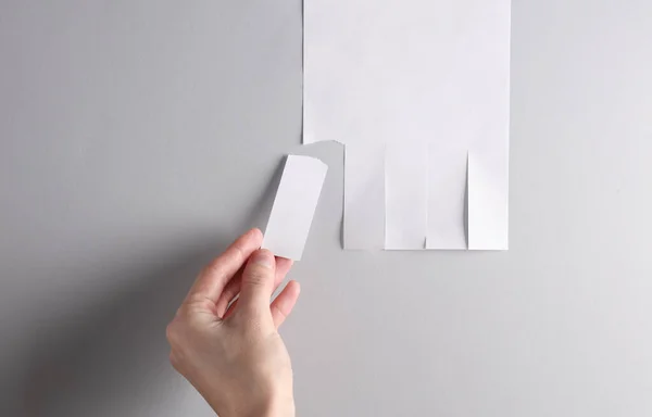 Hand Neemt Witte Mockup Van Witte Muur Advertentie Met Ruimte — Stockfoto