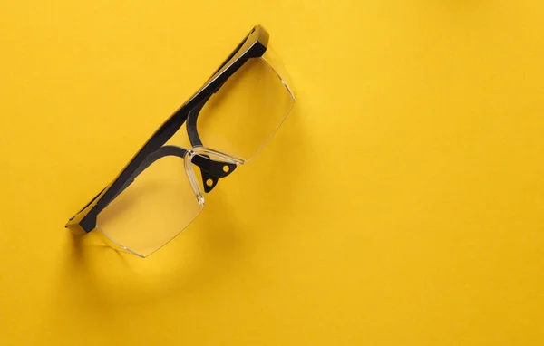 Okulary Ochronne Żółtym Tle Widok Góry Przestrzeń Kopiowania — Zdjęcie stockowe