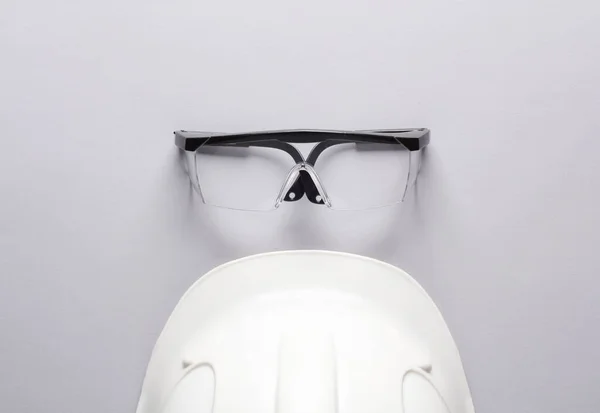 Munkavédelmi Felszerelés Szürke Háttérrel Védőszemüveg Sisak Felülnézet — Stock Fotó