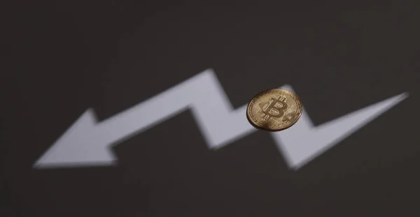 Ombre Flèche Portée Bitcoin Sur Fond Gris Image En Vente