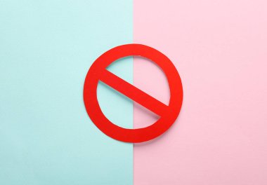 Pembe mavi arka planda yasak işareti var. Üst görünüm