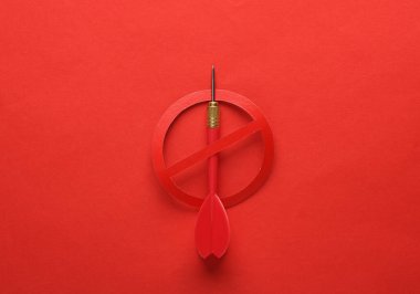 Kırmızı arkaplanda yasak işareti olan dartlar