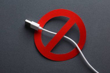 Koyu arkaplanda yasaklı işareti olan USB kablosu