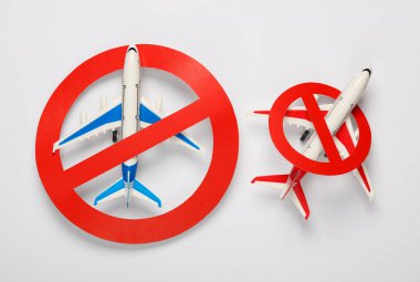 Uçuş yasağı. Gri arka planda yasak işareti olan yolcu uçakları
