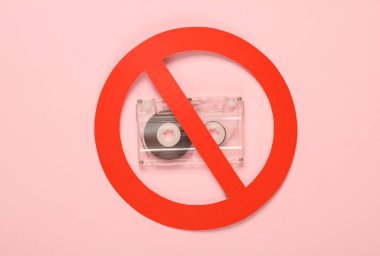 Pembe arka planda yasaklı işareti olan ses kaseti