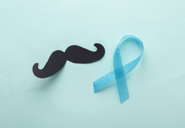 Mavi farkındalık kurdeleli kağıt bıyık. Prostat Kanseri Günü. İnsan sağlığı.