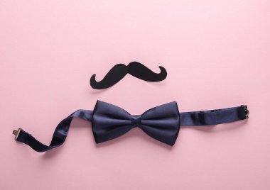 Pembe arka planda kravatı olan bir bıyık. Yaratıcı asgari düzen