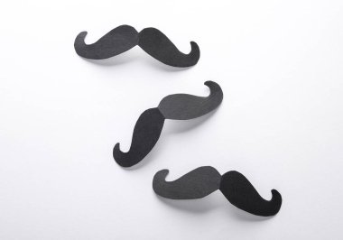 Beyaz arka planda siyah kağıt bıyık.