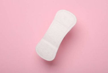 Pembe arka planda regl pedi. Kadın hijyeni.