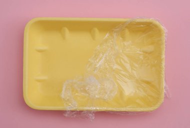 Pakette pembe arka planda selofan film var. Üst görünüm