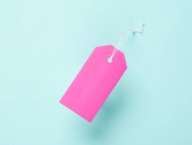 Pembe Kuru Giyim Fiyatı etiketleri ya da etiketleri mavi arka planda dizgileri olan etiketler. Satış, alışveriş konsepti. Üst görünüm