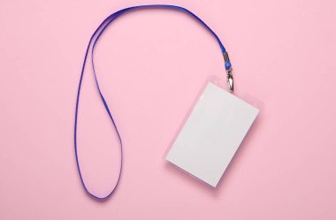 Boş beyaz kimlik kartı modeli, pembe arka planda mavi kuşak. Personel kimlik kartı. Mesajın için yer aç. Üst Manzara. Düz yatıyordu