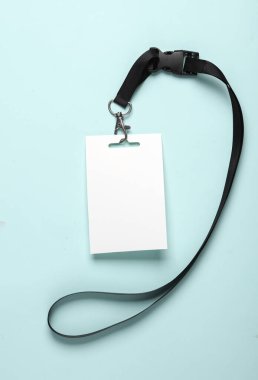 Mavi arka planda siyah kuşağı olan boş beyaz kimlik kartı modeli. Personel kimlik kartı. Metin ve tasarım için alan. Üst Manzara. Düz yatıyordu
