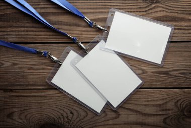 Tahta masada kemerli beyaz kimlik kartları. Tasarım şablonu için bir model. Üst görünüm