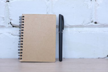 Masada tuğla duvar zeminine karşı kalemli defter