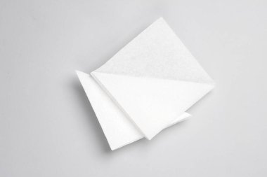 Gri arka planda beyaz kağıt peçeteler. Üst görünüm