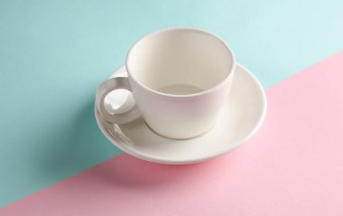 Mavi arka planda fincan tabağı olan boş seramik fincan