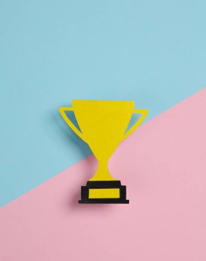 Mavi arka planda kağıt kesiği olan altın kupa kupası. Birincilik. Yarışma, spor, ödül, ödül kazananlar. Üst görünüm