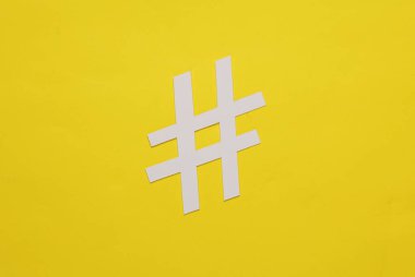 Kağıt kesiği sarı arka planda. Üst görünüm