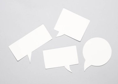 Beyaz arka planda beyaz, boş, kağıt kesikli konuşma baloncukları farklı şekillerde. Sohbet, sosyal medya, tartışma. Şablon tasarımı için ayarlayın