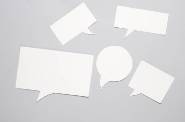 Beyaz arka planda beyaz, boş, kağıt kesikli konuşma baloncukları farklı şekillerde. Sohbet, sosyal medya, tartışma. Şablon tasarımı için ayarlayın