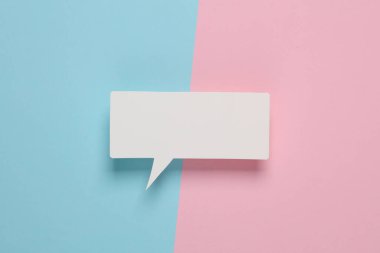 Pembe arka planda beyaz, kağıt kesikli konuşma balonu. Sohbet, sosyal medya, tartışma. Şablon tasarımı için ayarlayın