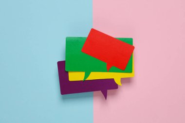 Farklı renkler, pembe mavi arka planda boş kağıt kesimi konuşma baloncukları yığını. Sohbet, sosyal medya, tartışma. Şablon tasarımı için hazırlan. Üst görünüm