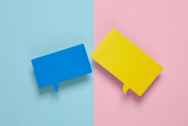 Pembe mavi arka planda farklı renkler, boş kağıt kesiği konuşma baloncukları. Sohbet, sosyal medya, tartışma. Şablon tasarımı için hazırlan. Üst görünüm