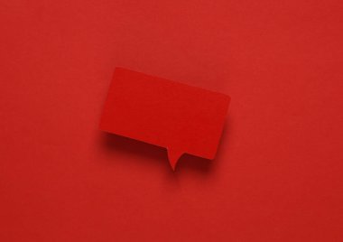 Kırmızı arka planda kırmızı, boş kağıt kesikli konuşma balonu. Sohbet, sosyal medya, tartışma. Şablon tasarımı için ayarlayın