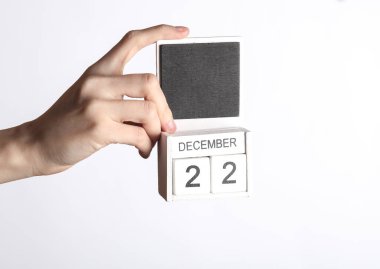 22 Aralık tarihli ahşap takvim beyaz arkaplanda izole edilmiş.