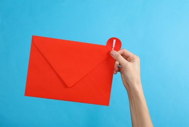 Mavi arka planda önemli bir bildirim içeren kırmızı bir zarf. Sosyal medya, mesaj, SMS, abonelik uyarısı ve hatırlatma.