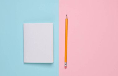 Beyaz kapaklı defter ya da defter modeli, pembe mavi arka planda kalem. Tasarım şablonu. Üst görünüm