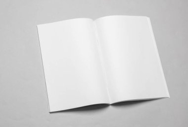 Gri arkaplanda boş beyaz açık dergi modeli
